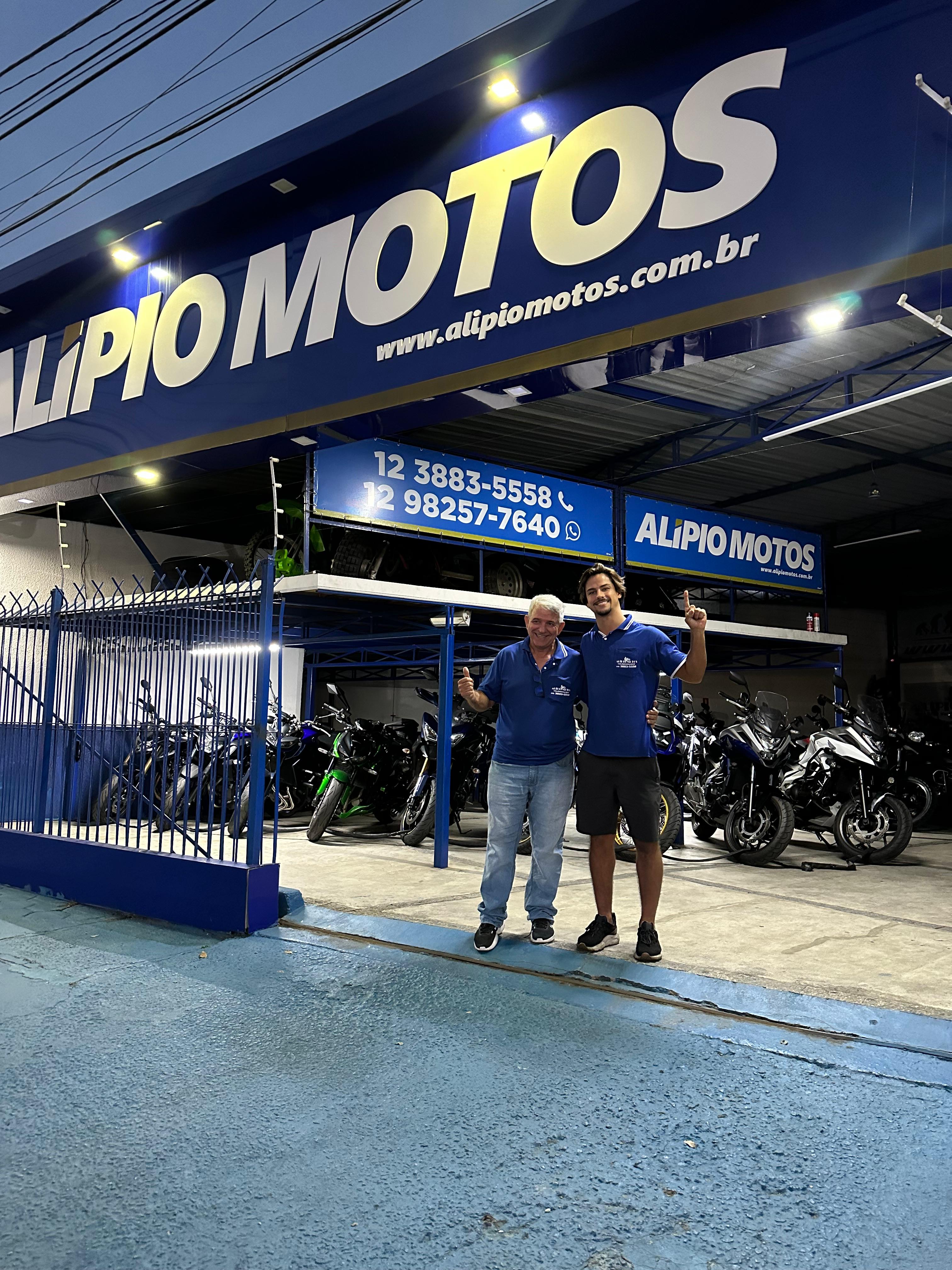 Motocicleta em estrada